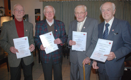 Bild der vier Quarnbeker Ehrenbürger, die Bürgermeister Klaus Langer am 15. Dezember 2011 für ihr langjähriges kommunalpolitisches Engagement auszeichnete: Fred Thiesen, Ernst Seemann, Günter Hildebrandt und Wilhelm Möller